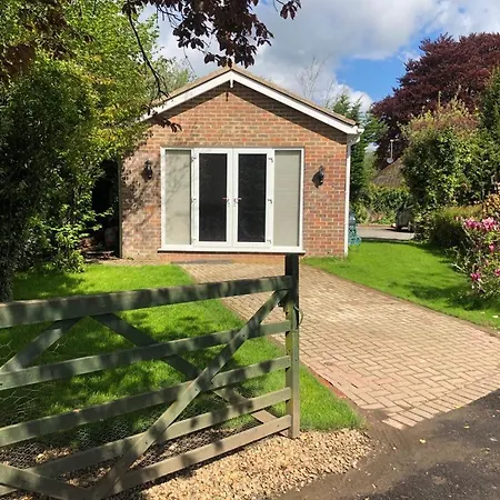 Cheerful 2 Bedroom Bungalow Fully Furnished Bradenham  Exterior photo