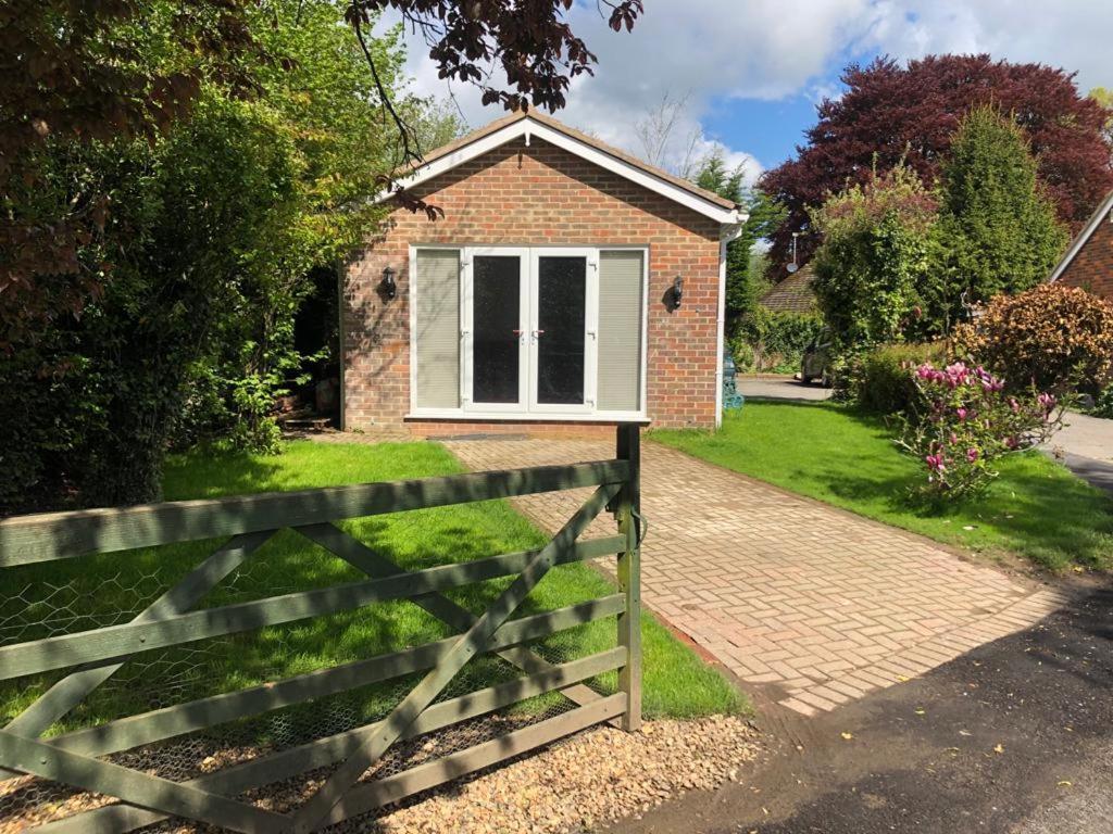Cheerful 2 Bedroom Fully Furnished Holiday home Bradenham (Buckinghamshire)
