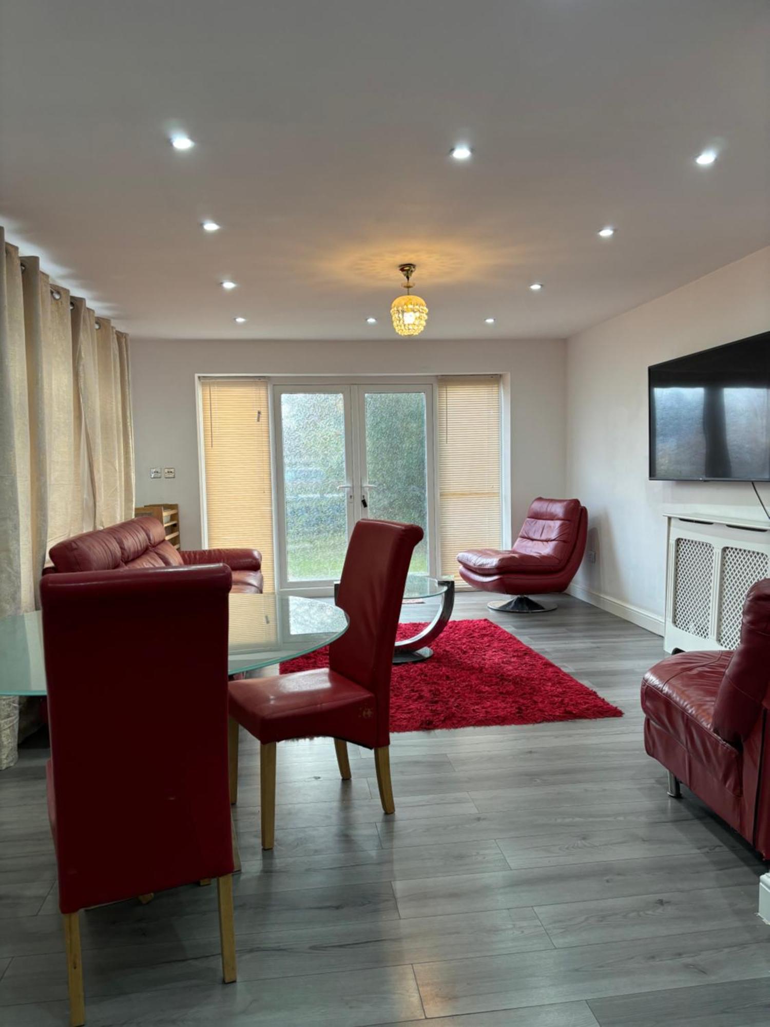 Cheerful 2 Bedroom Fully Furnished * Bradenham (Buckinghamshire)