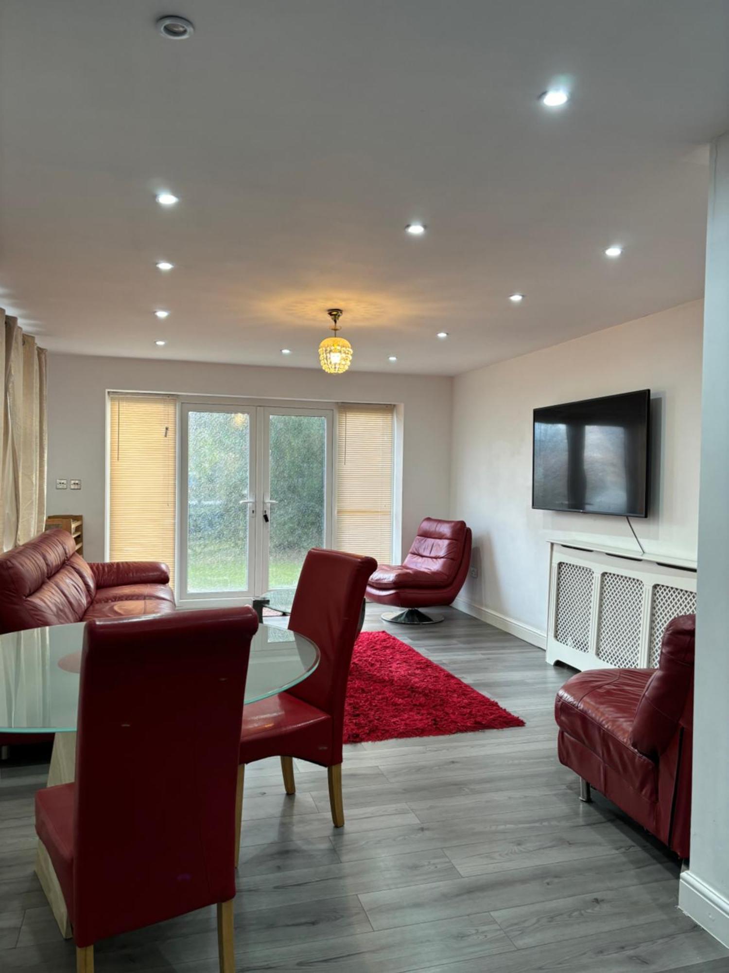 Cheerful 2 Bedroom Fully Furnished Holiday home