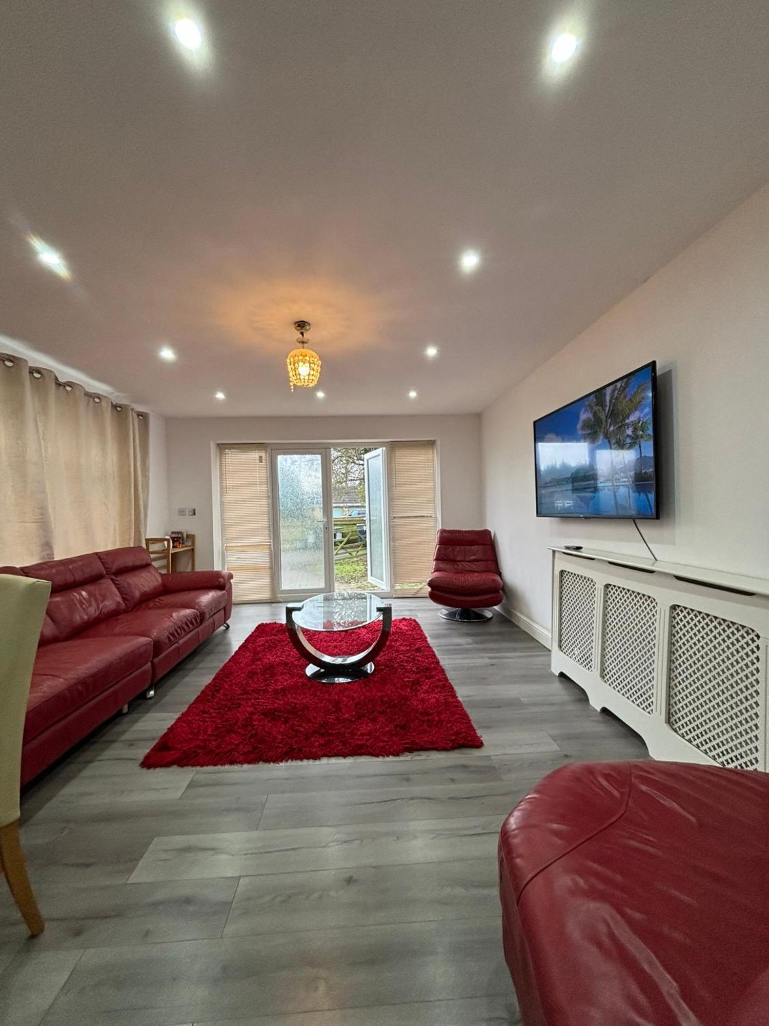 Cheerful 2 Bedroom Fully Furnished Holiday home Bradenham (Buckinghamshire)