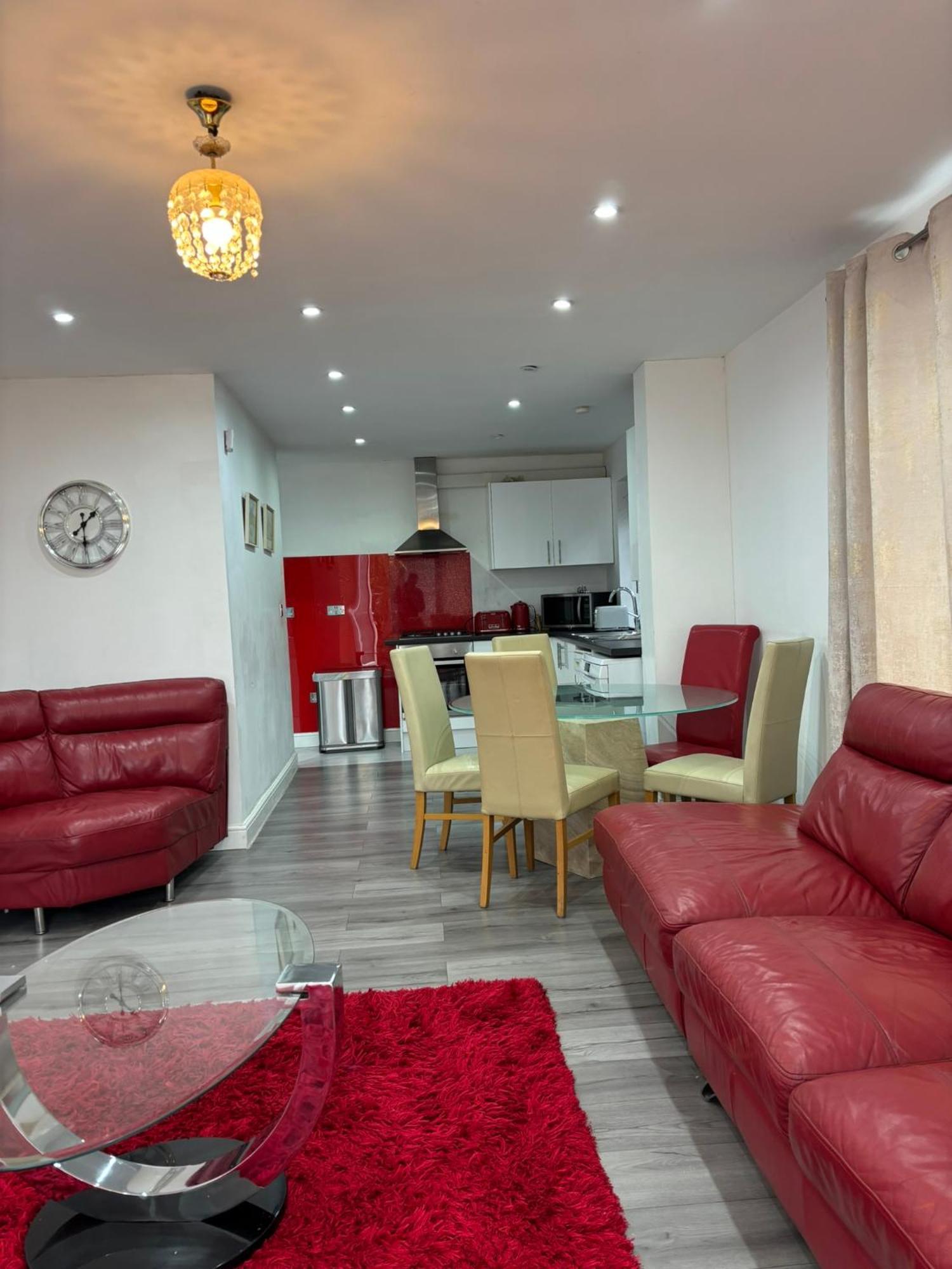 Cheerful 2 Bedroom Fully Furnished * Bradenham (Buckinghamshire)