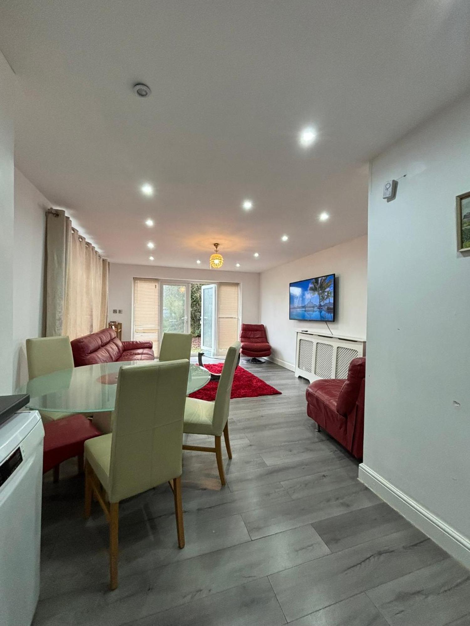 Cheerful 2 Bedroom Fully Furnished Holiday home